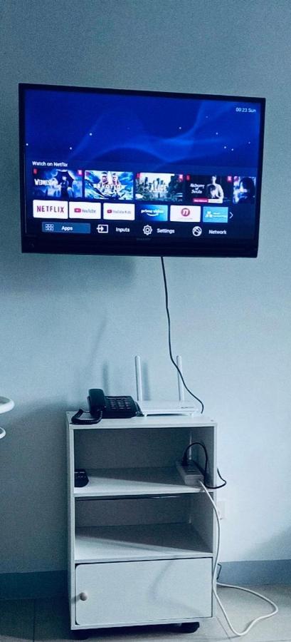 Beacon Makati Condo Free Pool Access Free Wifi 100Mbps & Free Netflix Manila Exteriör bild